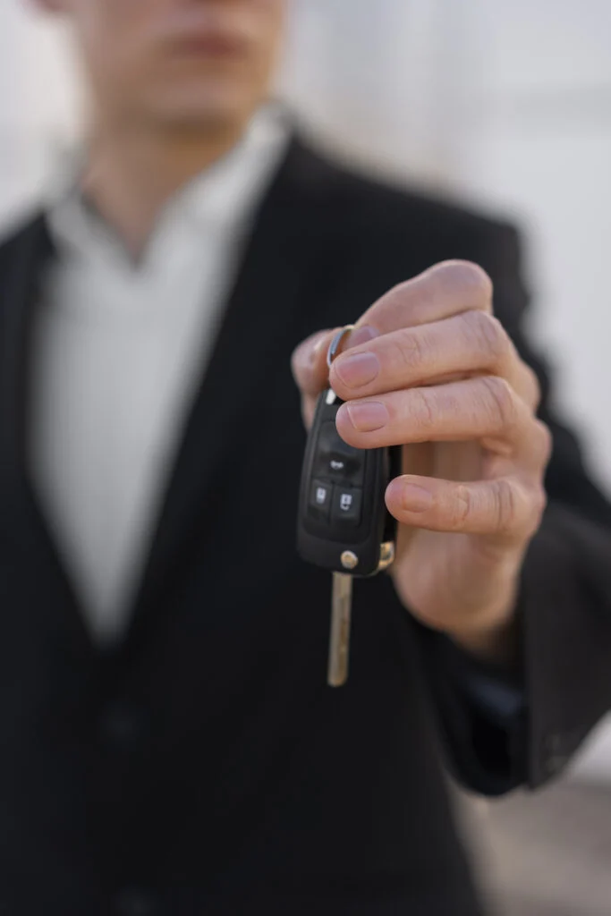 Courtier auto CarTrust – remise des clés après importation de véhicule