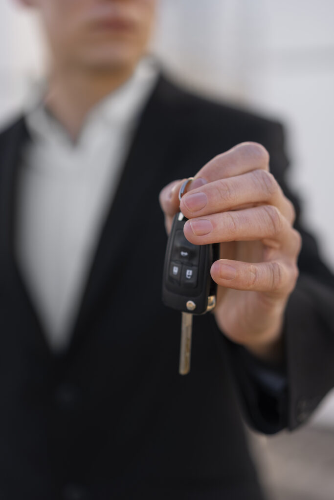 Courtier auto CarTrust – remise des clés après importation de véhicule